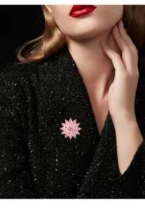 Exquisite pink crystal flower brooch detail, elegant micro-set rhinestone lapel pin.