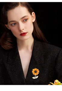 Elegant sunflower brooch featuring crystal rhinestone leaves and vibrant drip oil petals for women.