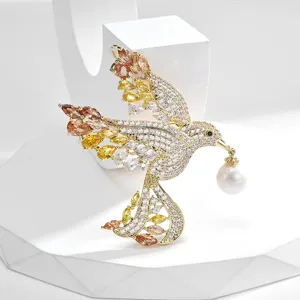 Elegant gradient crystal bird brooch with pearl, luxury gold tone women fashion corsage.