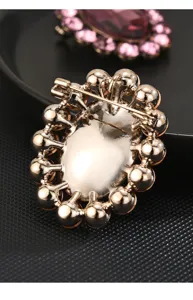 Vue détaillée du dos d'une broche en cristal élégante, montrant l'épingle sécurisée.