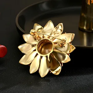 Elegante gouden bloem broche speld voor dames, luxe mode sieraad accessoire voor dagelijkse outfits.
