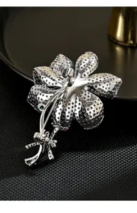 Elegante silberfarbene Kristallblumen Brosche, exquisites glänzendes Strass Schmuckstück.