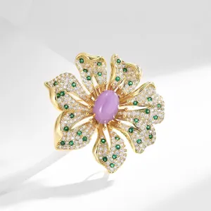 Luxus goldene Pfingstrosen Brosche mit glitzernden Zirkonia und violettem Zentrum.