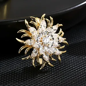 Luxury Crystal Snowflake Brooch Pin For Women Elegant Zircon Rhinestone Fashion Clothing Accessories Banquet Party Jewelry