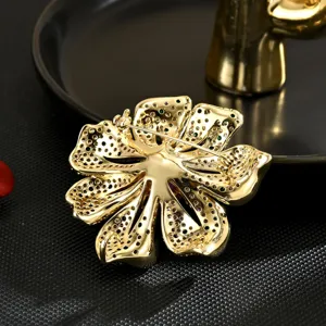 Elegante goldene Pfingstrosen Brosche mit bunten Kristallen, luxuriöser Anstecker für Damenmäntel.