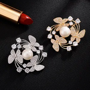 Exquisite copper micro-inlaid zircon butterfly pearl round brooch, elegant fashion accessory.
