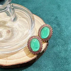 Pendientes ovalados retro elegantes con textura de malaquita verde y brillantes estrases rosados.