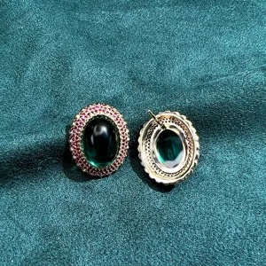 Elegantes pendientes de tuerca ovalados con piedra verde y pavé rosa, joyería chic.