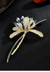 Primer plano de la elegante broche de loto de cristal con detalles muy brillantes.