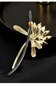 Vista detallada del exquisito broche de flor de loto dorada, mostrando su elegante estructura trasera.