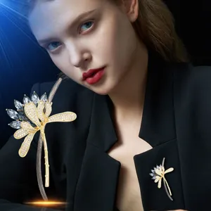 Broche de flor de loto de cristal para mujeres y hombres, elegante accesorio de moda.