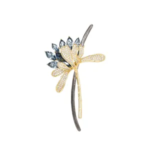 Elegante broche de flor de cristal con piedras marquise azules y montura dorada de moda.