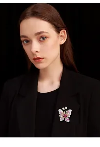Luxus Rote Zirkonia Schmetterling Brosche für Damen, eleganter Mantel Pin, modischer Schmuck.
