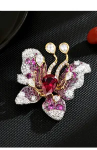 Elegante Schmetterlingsbrosche mit funkelnden roten und weißen Zirkonia Steinen für Mäntel.