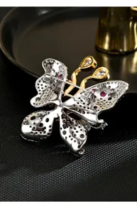 Exquisites Schmetterlingsbrosche Rückansicht mit bunten Zirkoniasteinen und sicherem Metallnadel.