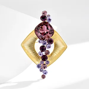 Elegante broche geométrico cuadrado con cristales morados para traje de mujer blazer