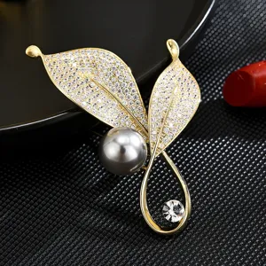 Exquisite Copper Leaf Brooch Luxury Zircon Artificial Pearl Anti-Glare Pin Elegant Fashion Jewelry Accessories For Women