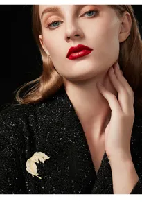 Elegant gold leaf brooch for women, exquisite rhinestone crystal lapel pin for suit coat.