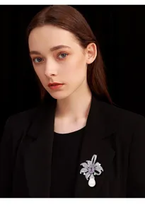 Elegant pearl flower brooch for women luxury coat accessory sparkling crystal lapel pin