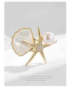 Squisita spilla stella marina in madreperla e perla d'acqua dolce, elegante accessorio