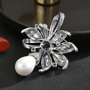 Elegant silver flower pearl brooch with sparkling crystals, luxury anti-glare pin accessory for coat.