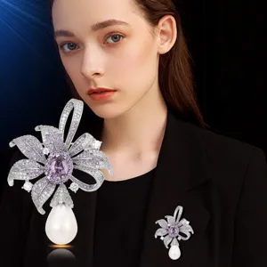 Elegant pearl flower brooch for women, luxury crystal corsage pin for coat jacket.