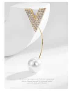 Koreaanse stijl V-vormige micro-zirkon broche met elegante parelhangers, detailweergave.