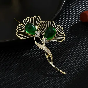 High End Emerald Ginkgo Leaf Brooch Fashion Rhinestone Copper Brooch Pin Elegant Plant Corsage Jewelry Gift For Women