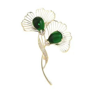 Elegant green ginkgo leaf brooch high-end fashion crystal pin for women daily wear