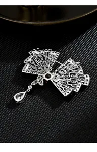 Dettaglio posteriore dell'elegante spilla in strass a ventaglio con pendente a goccia.