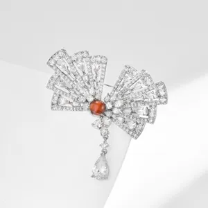Elegante spilla a ventaglio in cristallo da donna, accessorio raffinato per cappotto e abito.