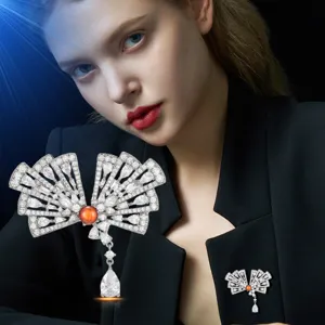 Moda di lusso spilla ciondolo a ventaglio cristallo elegante accessorio per giacca donna