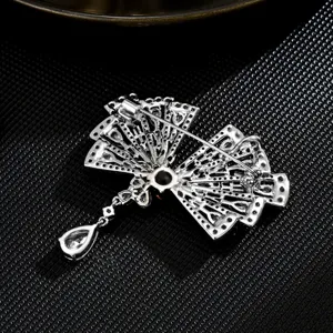 Elegante spilla a ventaglio argentata con strass brillanti e ciondolo pendente chic.
