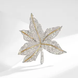 Elegante Ahornblatt Brosche mit Strasssteinen und goldenen Adern fuer Damenanzuege.