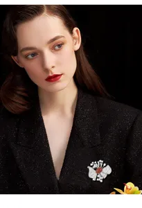 Élégante broche en oxyde de zirconium, design géométrique étincelant pour accessoire de manteau.