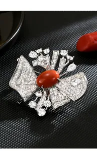 Élégante broche géométrique en zirconium pavé pour accessoire de manteau de femme.