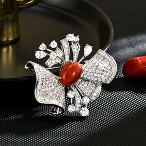 Broche Nœud Papillon Géométrique en Zircon Micro-Incrusté Élégant et Tendance Bijoux d'Accessoires de Manteau d'Hiver pour Femmes Classiques