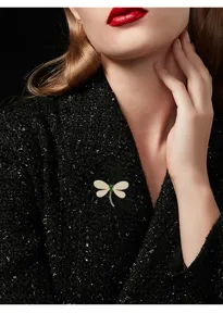 Elegant crystal dragonfly brooch pin for women, luxury rhinestone animal corsage accessories.
