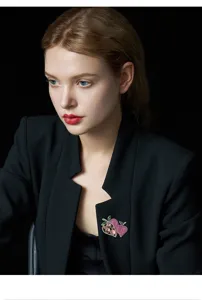 Exquisite double strawberry rhinestone brooch for women, elegant fashion pink zircon lapel pin.