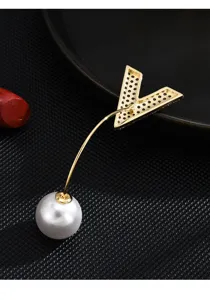 Elegante V-vormige parelbroche met sprankelende zirkonia's voor chique dameskleding accessoires.