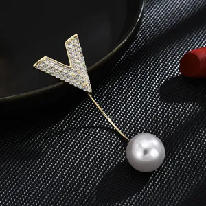 Minimalistisch Koper V Letter Brooch Speld Met Strass En Kunstparel Mode Sieraden Cadeau Voor Dames