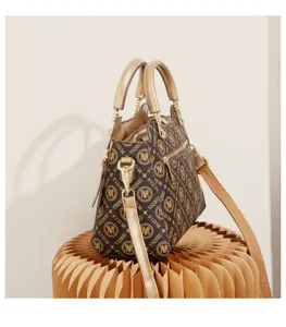 Vue détaillée du sac à main pour femme imprimé de lettres stylées avec anses et bandoulière.