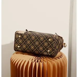 Sac à main Boston monogrammé marron avec pieds en métal et fermeture éclair pour voyage.