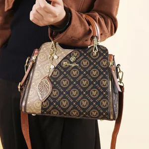 Sac à main monogramme couleur contrastée chic avec pendentif feuille, élégant sac.
