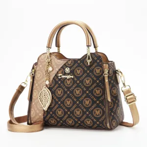 Sac à main élégant pour femme avec imprimé monogramme, poignée supérieure et bandoulière chic.