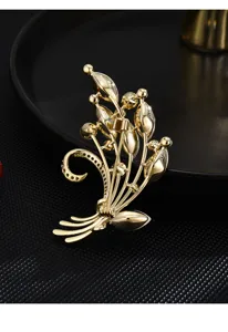Detail view of the exquisite gold bouquet brooch, featuring micro-inlaid colorful zircons.