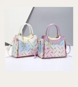 Détail du sac à main imprimé dégradé avec quincaillerie en métal et design chic.
