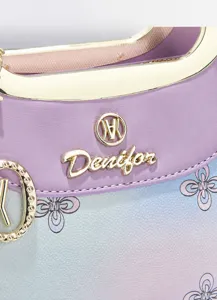 Détail de sac à main imprimé dégradé avec cuir violet élégant et accessoires dorés luxueux.