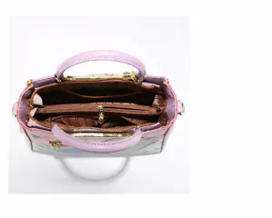 Vue detaillee du sac a main imprime degrade montrant une grande capacite et des compartiments.