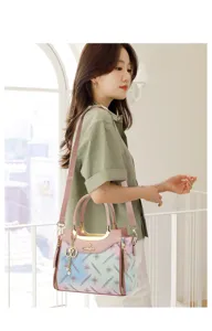 Vue détaillée du sac à main pour femme dégradé avec poignée en métal et bandoulière élégante.